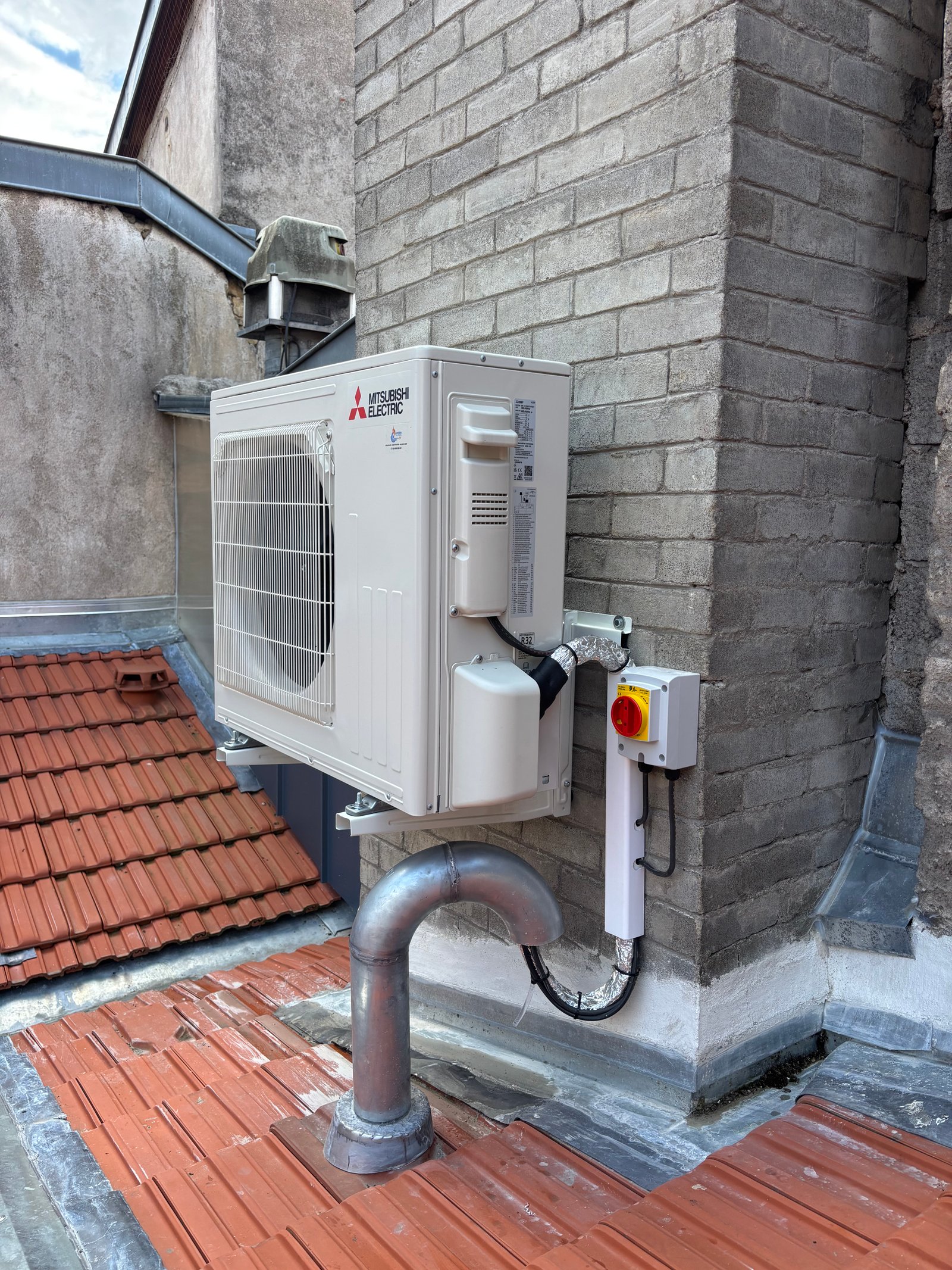Groupe extérieur de climatisation Mitsubishi installé sur un toit